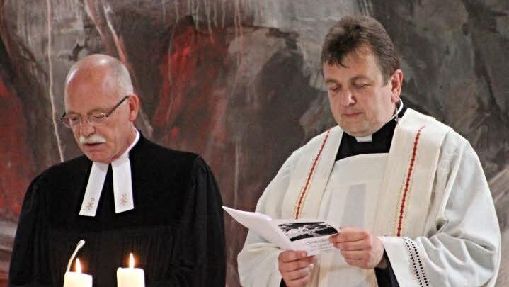 Pfarrer Wolfgang Scheidel und Pater Michael (von links) gestalteten den Festgottesdienst zur Einweihung des Anbaus am Therese-Stählin-Haus. Foto: Helmut Will