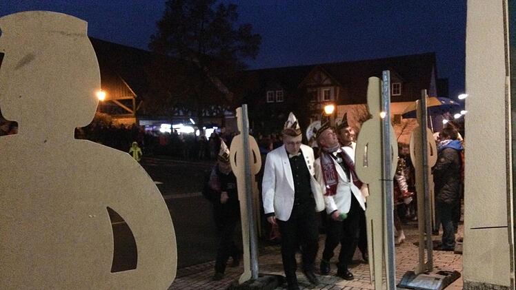 Kaum hatte der B&uuml;rgermeister den Schl&uuml;ssel f&uuml;rs Rathaus nach unten gelassen, st&uuml;rmten die Narren das Geb&auml;ude. Foto: Kerstin V&auml;th