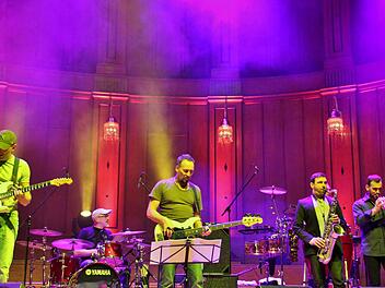 Die exzellenten Musiker von "heavytones" rocken den Regentenbau mit verrückten Klängen der Extraklasse. Foto: Werner Vogel