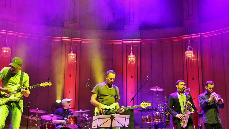 Die exzellenten Musiker von "heavytones" rocken den Regentenbau mit verrückten Klängen der Extraklasse. Foto: Werner Vogel