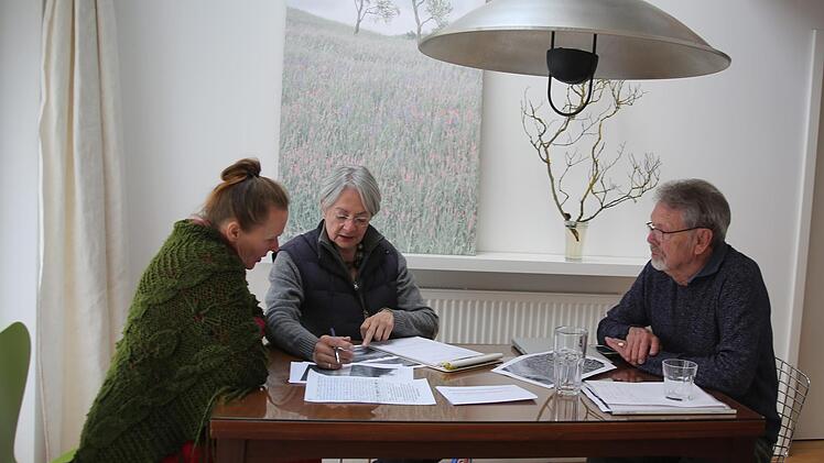 Seit Jahren protestieren Ingo Rickhaus, Angela Francisca Endress und Elisabeth Hudson-Funk (von rechts) gegen das "Abholzen" im Seßlacher Stadtgebiet. Weil es dieses Jahr besonders schlimm ist, wie sie meinen, haben sie jetzt eine Unterschriftenaktion initiiert. Die Naturfreunde berieten  bei Endress ihr weiteres Vorgehen. Foto: Bettina Knauth
