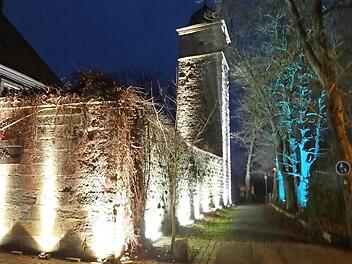 Der Diebsturm und die Mauer am ehemaligen Gefängnis in Ebern. Dort wurden 1945 vier Soldaten wegen angeblicher Fahnenflucht hingerichtet. Nächtliche Illumination am 30. November soll ein Zeichen gegen Folter und Todesstrafen in aller Welt setzen. Foto: Archiv/Johanna Eckert