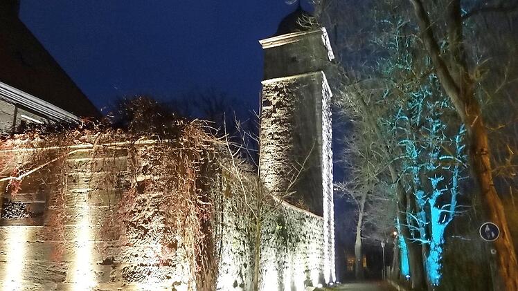 Der Diebsturm und die Mauer am ehemaligen Gefängnis in Ebern. Dort wurden 1945 vier Soldaten wegen angeblicher Fahnenflucht hingerichtet. Nächtliche Illumination am 30. November soll ein Zeichen gegen Folter und Todesstrafen in aller Welt setzen. Foto: Archiv/Johanna Eckert