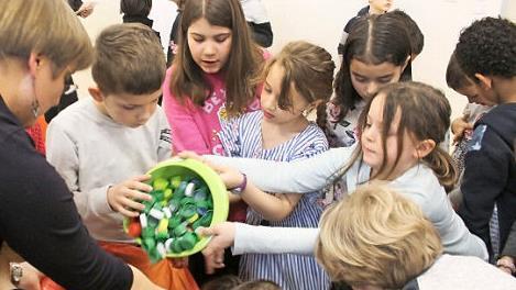 Eifrig waren die Kinder bei der Sache. Mit vereinten Kräften wurden die Deckel gewogen und in Säcke gefüllt. 500 Deckel wiegen etwa ein Kilogramm, also kamen in all der Zeit etwa 8000 Deckel zusammen.