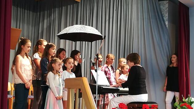 Gro&szlig;er Auftritt der N&uuml;dlinger Spatzen beim Jubil&auml;umskonzert der Chorgemeinschaft Frohsinn. Foto: Christa M&uuml;ller