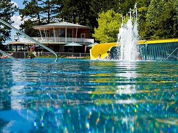 Bad Kissingens OB verlängert Freibadsaison im Terrassenschwimmbad - Infos für Badegäste