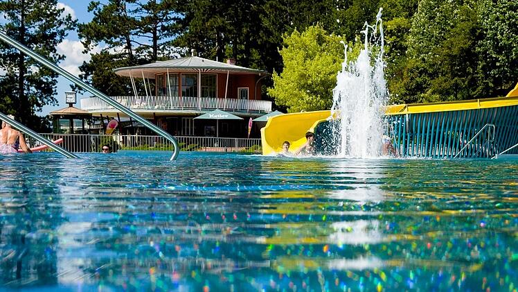 Bad Kissingens OB verlängert Freibadsaison im Terrassenschwimmbad - Infos für Badegäste
