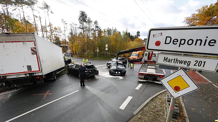 Schwerer Unfall auf dem Marthweg in Nürnberg: Lkw gerät in Gegenverkehr - mehrere Fahrzeuge in Massenunfall verwickelt
