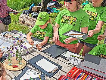 Junior-Ranger sind in Aktion bei der Pflanzenkunde. Melanie Chist&eacute;