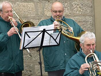 Zur Verabschiedung des Wonnemonats Mai hat die Rentnerband Oerlenbach Marienlieder gespielt. Unser Foto zeigt (von links) Otmar Lutz, Franz Kuhn und Albrecht Wieber. Fotos: Stefan Geiger