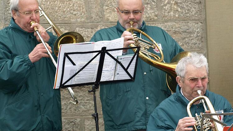 Zur Verabschiedung des Wonnemonats Mai hat die Rentnerband Oerlenbach Marienlieder gespielt. Unser Foto zeigt (von links) Otmar Lutz, Franz Kuhn und Albrecht Wieber. Fotos: Stefan Geiger