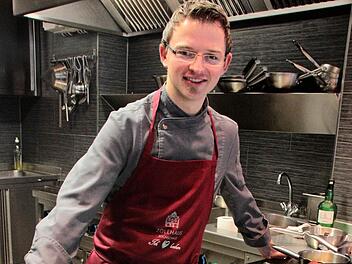 Jäger und Koch: Christopher Kraus am Herd. Fotos: Nikolas Pelke