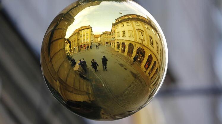 Die Fußgängerzone spiegelt sich in einer Christbaumkugel. Foto: Matthias Hoch