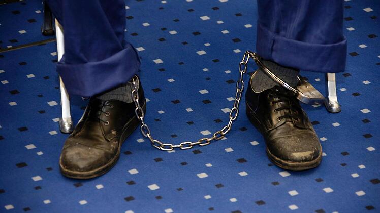 Auch Cäsar T. trug während des Prozesses im Bamberger Schwurgerichtssaal Fußfesseln wie diese. Symbolfoto: Matthias Hoch