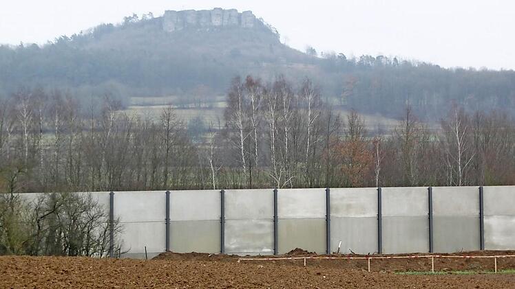 Die Autobahn unterhalb des Staffelbergs verschwindet hinter der Lärmschutzwand.