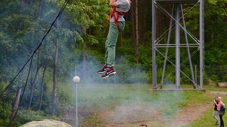 Besonders für die Kinder gab es beim Familienfest auf dem Lagerberg viel zu erleben. Hier saust Jean Luca mit der Seilrutsche über das Geschehen. Unter ihm ist der Kaninchen-Streichezoo zu sehen. Fotos: Kupka-Hahn