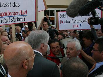 Alle Demonstrationen haben nicht geholfen: Ende Oktober 2010 schloss das Bad Kissinger Steigenberger. Auf dem Archivbild vom 7. Juli 2010 sprechen die Noch-Steigenberger-Beschäftigten mit Ministerpräsident Horst Seehofer und Innen-Staatssekretär Franz Josef Pschierer (beide CSU). Foro: Edgar Bartl/Archiv