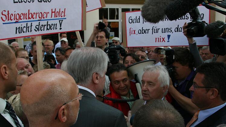Alle Demonstrationen haben nicht geholfen: Ende Oktober 2010 schloss das Bad Kissinger Steigenberger. Auf dem Archivbild vom 7. Juli 2010 sprechen die Noch-Steigenberger-Beschäftigten mit Ministerpräsident Horst Seehofer und Innen-Staatssekretär Franz Josef Pschierer (beide CSU). Foro: Edgar Bartl/Archiv