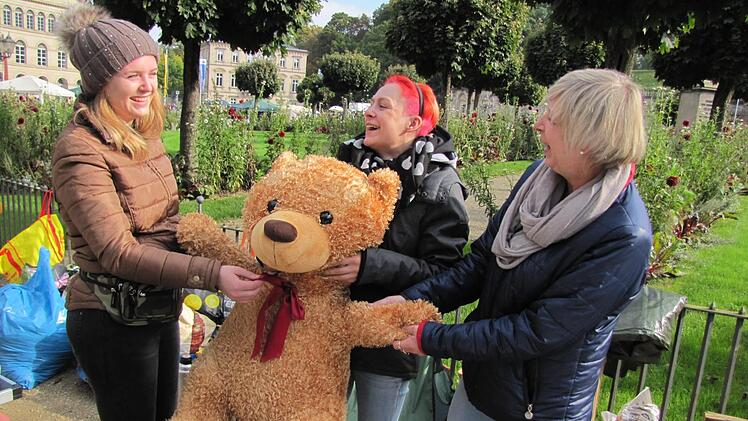 Da haben Darja Wandrei sowie Ines und Pia Schesinger ihren Teddybären noch.  Für sieben Euro fand er einen Abnehmer.