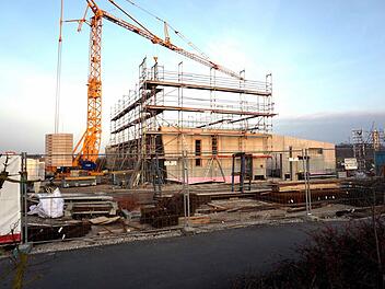 Auf der Baustelle geht es trotz einiger Diskussionen im Gemeinderat vorwärts.      Foto: Richard Sänger
