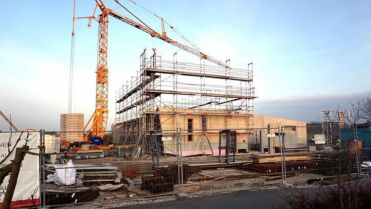 Auf der Baustelle geht es trotz einiger Diskussionen im Gemeinderat vorwärts.      Foto: Richard Sänger