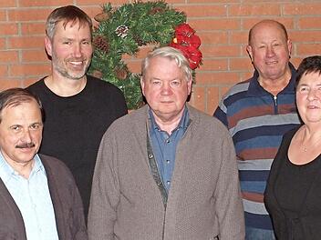 Kreisfachberater Michael Stromer (2. von links) beglückwünschte die Gründungsmitglieder Walter Zischg, Hans Unrein, Max Zeis und Vorsitzende Irmgard Zeis (von links) für ihre über 30-jährige Treue. Foto: Alfred Thieret