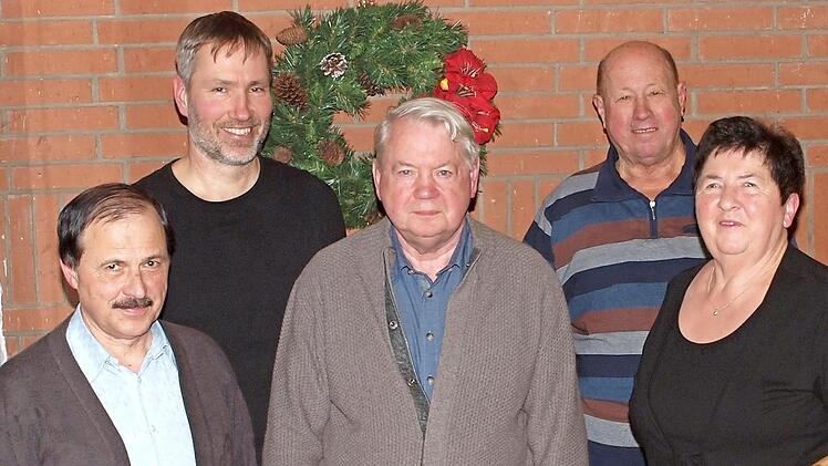 Kreisfachberater Michael Stromer (2. von links) beglückwünschte die Gründungsmitglieder Walter Zischg, Hans Unrein, Max Zeis und Vorsitzende Irmgard Zeis (von links) für ihre über 30-jährige Treue. Foto: Alfred Thieret