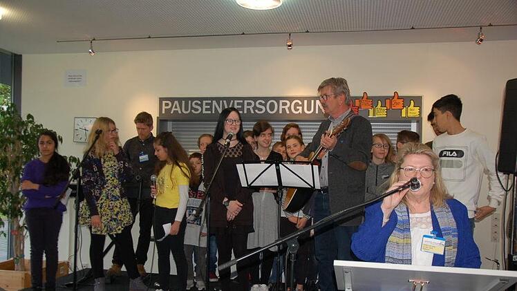 Über die ausgezeichnete Resonanz der zahlreichen Eltern, ehemaligen Schüler/innen, Ehrengästen und vieler weiterer Besucher freute sich Rektorin Ulrike Freifrau von und zu der Tann ebenso wie Konrektor Michael Kübert, der als Gitarrist zusammen mit Markus Barthel die Band um "Frontfrau" Emely am Mikrofon begleiteten.  Foto: Manfred Mellenthin