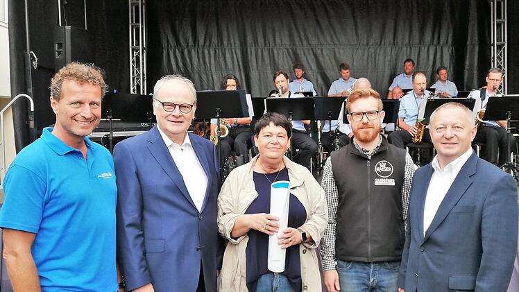 Genau 1500 Euro kamen als Spende für den Bad Kissinger Hospizverein zusammen; (von links) Ralph Heinrich, Organisator des Festtages, Dr. Reinhard Höhn, Vorsitzender Hospizverein, Birgit Winzek, Geschäftsführerin Heiligenfeld-Kliniken für Regionalvinothek KissVino, Nicolas Borst, Inhaber Café Kaiser, und Landrat Thomas Bold.Sigismund von Dobschütz