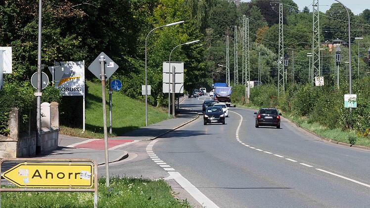 Das Weichengereuth soll nach den Vorgaben des Bundesverkehrswegeplanes von zwei auf vier Spuren ausgebaut werden. 21 Millionen Euro und fünf Jahre Bauzeit sind dafür veranschlagt. Ampeln am Ahorner Berg und an der Einmündung der Samuel-Schmidt-Straße sollen das Abbiegen in beide Fahrtrichtungen ermöglichen. Am Donnerstag, 26. September, soll das Thema auf der Tagesordnung des Stadtrates stehen.Foto: Christoph Winter