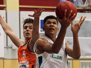 In der Vorbereitung trafen die Baunach Young Pikes um Brandon Tischler (rechts) bereits auf die OrangeAcademy Ulm.  Damals mussten sich  die G&auml;ste um Zachary Ensminger (l.), Sohn von    BBL-Legende Chris Ensminger, allerdings mit 82:91 geschlagen geben.sportpress