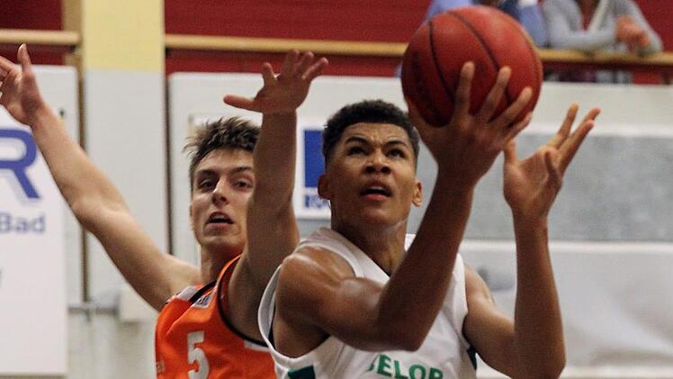 In der Vorbereitung trafen die Baunach Young Pikes um Brandon Tischler (rechts) bereits auf die OrangeAcademy Ulm.  Damals mussten sich  die G&auml;ste um Zachary Ensminger (l.), Sohn von    BBL-Legende Chris Ensminger, allerdings mit 82:91 geschlagen geben.sportpress
