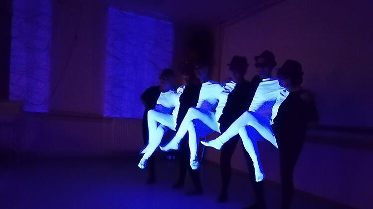 Black and White nannte sich die Tanzgruppe die im Schwarzlicht tanzte. Foto: Matthias Nöth