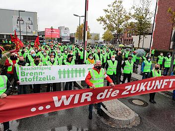 200 Bosch-Mitarbeiter haben gestern stellvertretend für 7000 Kollegen vor dem Werk in Bamberg demonstriert. Wegen Corona durften nicht mehr teilnehmen.  Foto: Matthias Hoch