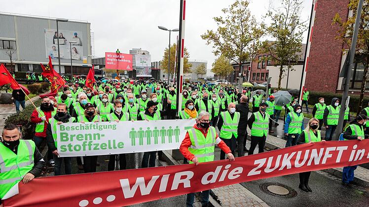 200 Bosch-Mitarbeiter haben gestern stellvertretend für 7000 Kollegen vor dem Werk in Bamberg demonstriert. Wegen Corona durften nicht mehr teilnehmen.  Foto: Matthias Hoch