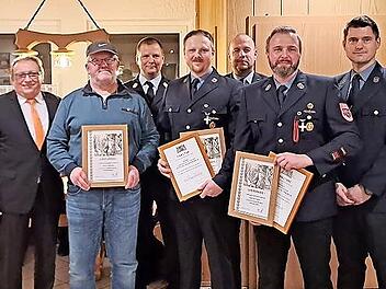 Ehrungen gab es bei der Feuerwehr Weißenbach-Osserich. Unser Bild zeigt (von links) stellvertretenden Landrat Dieter Schaar, Dieter Hoffmann, Kreisbrandrat Thomas Hoffmann, Christian Steinlein, Bürgermeister Jochen Trier, Dominik Pausch und Vorsit...