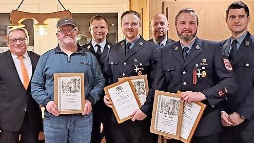 Ehrungen gab es bei der Feuerwehr Weißenbach-Osserich. Unser Bild zeigt (von links) stellvertretenden Landrat Dieter Schaar, Dieter Hoffmann, Kreisbrandrat Thomas Hoffmann, Christian Steinlein, Bürgermeister Jochen Trier, Dominik Pausch und Vorsit...