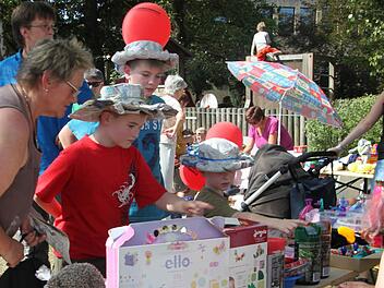 Massenweise Spielsachen wechseln beim großen Flohmarkt des Family-Fun-Festivals die Besitzer.  Fotos: Dagmar Besand