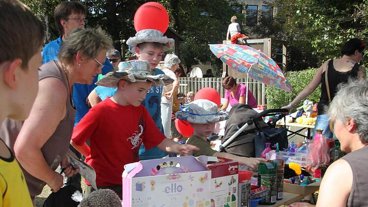 Massenweise Spielsachen wechseln beim großen Flohmarkt des Family-Fun-Festivals die Besitzer.  Fotos: Dagmar Besand