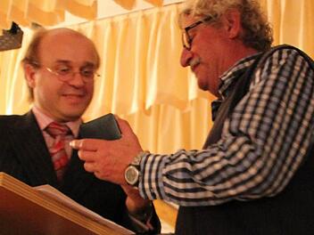 Kreisvorsitzender Ralf Pohl (links) überreicht Gerhard Kramer die Seelmann-Medaille. Foto: Alexander Müller