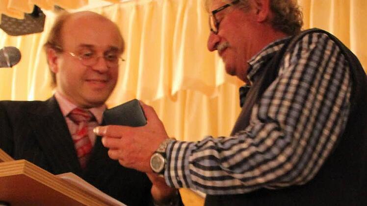 Kreisvorsitzender Ralf Pohl (links) überreicht Gerhard Kramer die Seelmann-Medaille. Foto: Alexander Müller