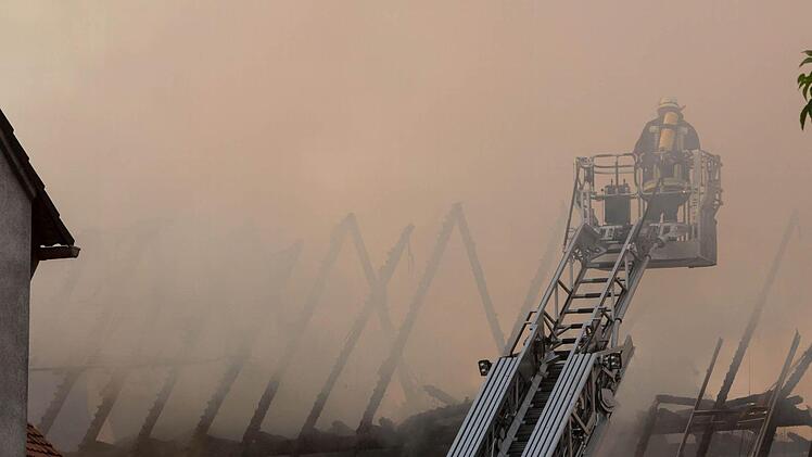 Am Dienstagnachmittag (06.08.2013) kam es in Aha zu einem Vollbrand einer Scheune. Der Brand wurde durch einen Blitzschlag ausgeloest. In der Scheune befanden sich zahlreiche Rinder, die aber noch rechtzeitig aus den Flammen befreit werden konnten. Personen kamen nach ersten Aussagen nicht zu Schaden. Insgesamt waren 150 Feuerwehrleute im Einsatz. Foto: News5 / Goppelt