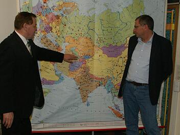 Jakob Fischer (links) referierte an der Berufsschule in Haßfurt über das Thema Integration am Beispiel der Rußlanddeutschen. Dem weiteren stellvertretenden Schulleiter Joachim Sagstätter zeigte er an der Karte, wo in Kasachstan er geboren ist. Foto: Sabine Weinbeer