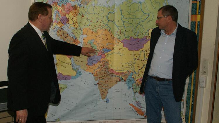 Jakob Fischer (links) referierte an der Berufsschule in Haßfurt über das Thema Integration am Beispiel der Rußlanddeutschen. Dem weiteren stellvertretenden Schulleiter Joachim Sagstätter zeigte er an der Karte, wo in Kasachstan er geboren ist. Foto: Sabine Weinbeer