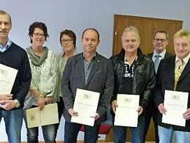 Die Firma Jörg & Sohn ehrte langjährige Mitarbeiter (vorne, von links): Thomas Flatter, Hans-Peter Eske, Kerstin Jenn, Edgar Popp, Mario Rehlein, Kurt Hildebrandt, Martin Fischer; es gratulierten (hinten von links): Betriebsrat Marco Spuhler, Petra Jörg und Geschäftsführer Helmut Jörg.  Foto: Lothar Weidner