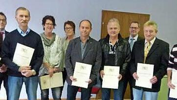 Die Firma Jörg & Sohn ehrte langjährige Mitarbeiter (vorne, von links): Thomas Flatter, Hans-Peter Eske, Kerstin Jenn, Edgar Popp, Mario Rehlein, Kurt Hildebrandt, Martin Fischer; es gratulierten (hinten von links): Betriebsrat Marco Spuhler, Petra Jörg und Geschäftsführer Helmut Jörg.  Foto: Lothar Weidner