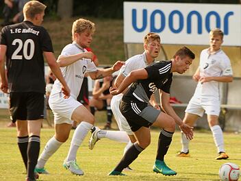 Der Haßfurter Martin Schwemler (Zweiter v. r.), der nach einem Foul verletzt ausschied, kann hier den Schweinfurter Stürmern (mit Florian Pieper, Zweiter v. l.) den Ball gerade noch abnehmen; links der Haßfurter Patrick Schmid. Fotos: Günther Geiling