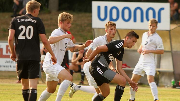 Der Haßfurter Martin Schwemler (Zweiter v. r.), der nach einem Foul verletzt ausschied, kann hier den Schweinfurter Stürmern (mit Florian Pieper, Zweiter v. l.) den Ball gerade noch abnehmen; links der Haßfurter Patrick Schmid. Fotos: Günther Geiling