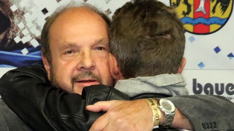 Emotionale Momente im House of Sports in Eckental: Der Titelsponsor des ATP-Turniers, Harald Bauer (hinten), bedankt sich bei Markus Giegold für "traumhafte 13 Jahre".  Fotos: Bertram Wagner