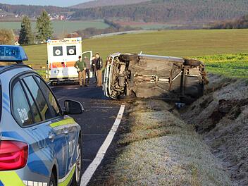 Der VW Golf blieb nach seiner Schleuderfahrt zwischen Bramberg und Hohnhausen auf der Beifahrerseite neben der Fahrbahn liegen.Eckehard Kiesewetter